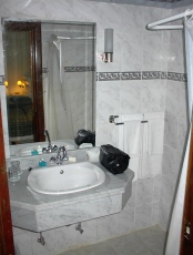 das Bad mit Dusche