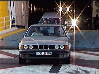 Der BMW rollt von der Fhre